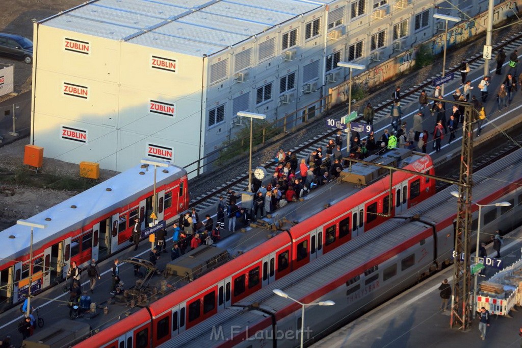 PSpringt kein Suizid Brueckenspringer Koeln Hohenzollernbruecke P009.jpg